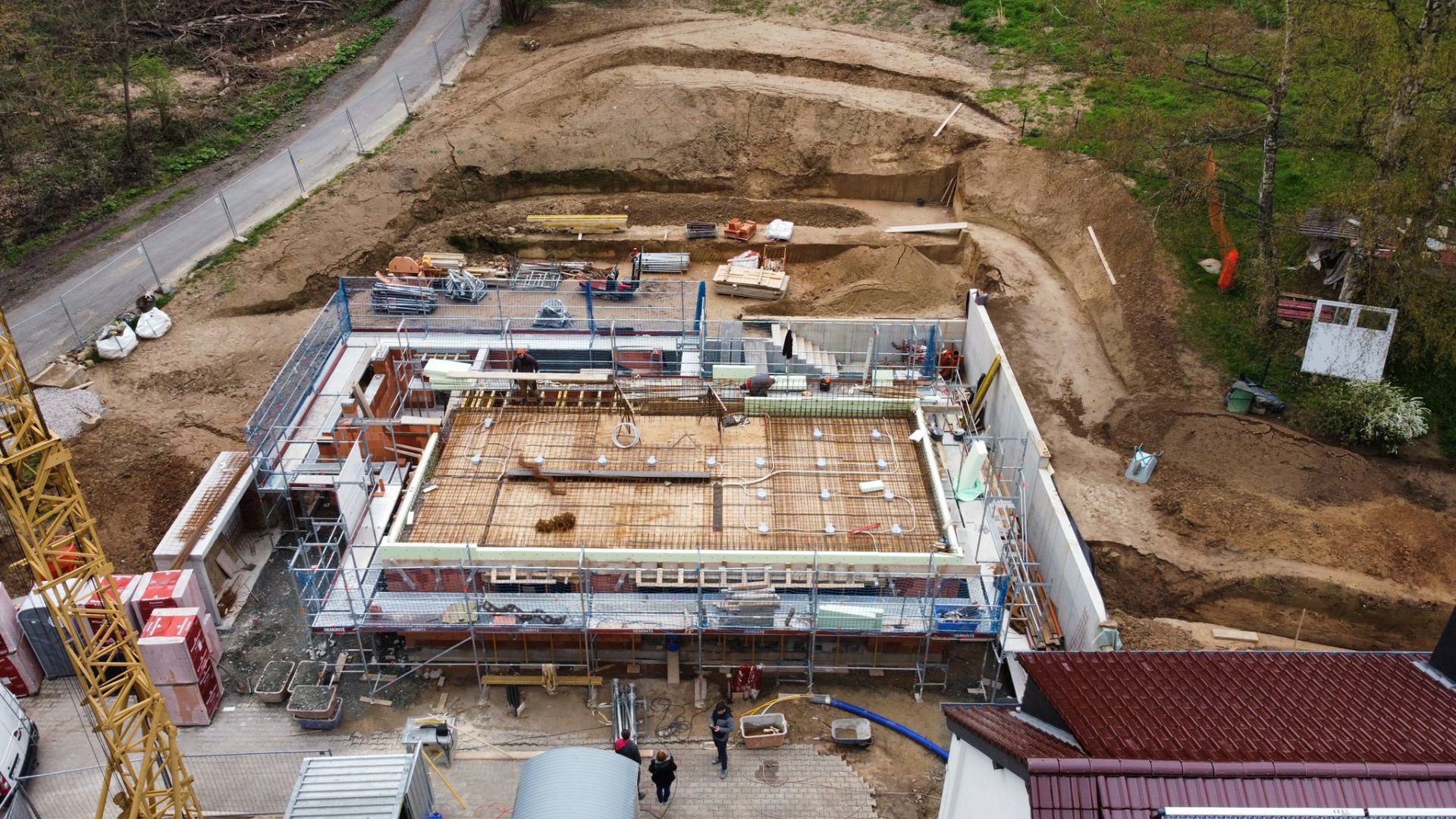 Fertigteilmontage auf Industriebaustelle